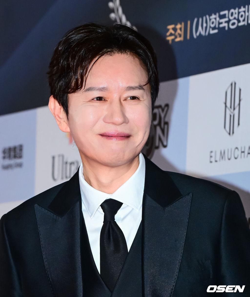10일 오후 서울 용산 서울드래곤시티에서 2025 서울국제영화대상 시상식이 열렸다.지난 2012년 '스타의 밤 – 대한민국 톱스타상 시상식'으로 시작해 올해로 13회째를 맞이한 이번 시상식은 2024년 8월부터 2025년 11월까지 개봉된 영화와 OTT 플랫폼을 통해 방영된 작품들을 대상으로, 공정하고 엄격한 심사를 통해 선정된 감독과 배우들에게 시상을 하는 명실상부 올 한 해를 총결산하는 영화인들의 축제다.배우 김민종이 포즈를 취하고 있다. 2025.12.10 /jpnews@osen.co.kr