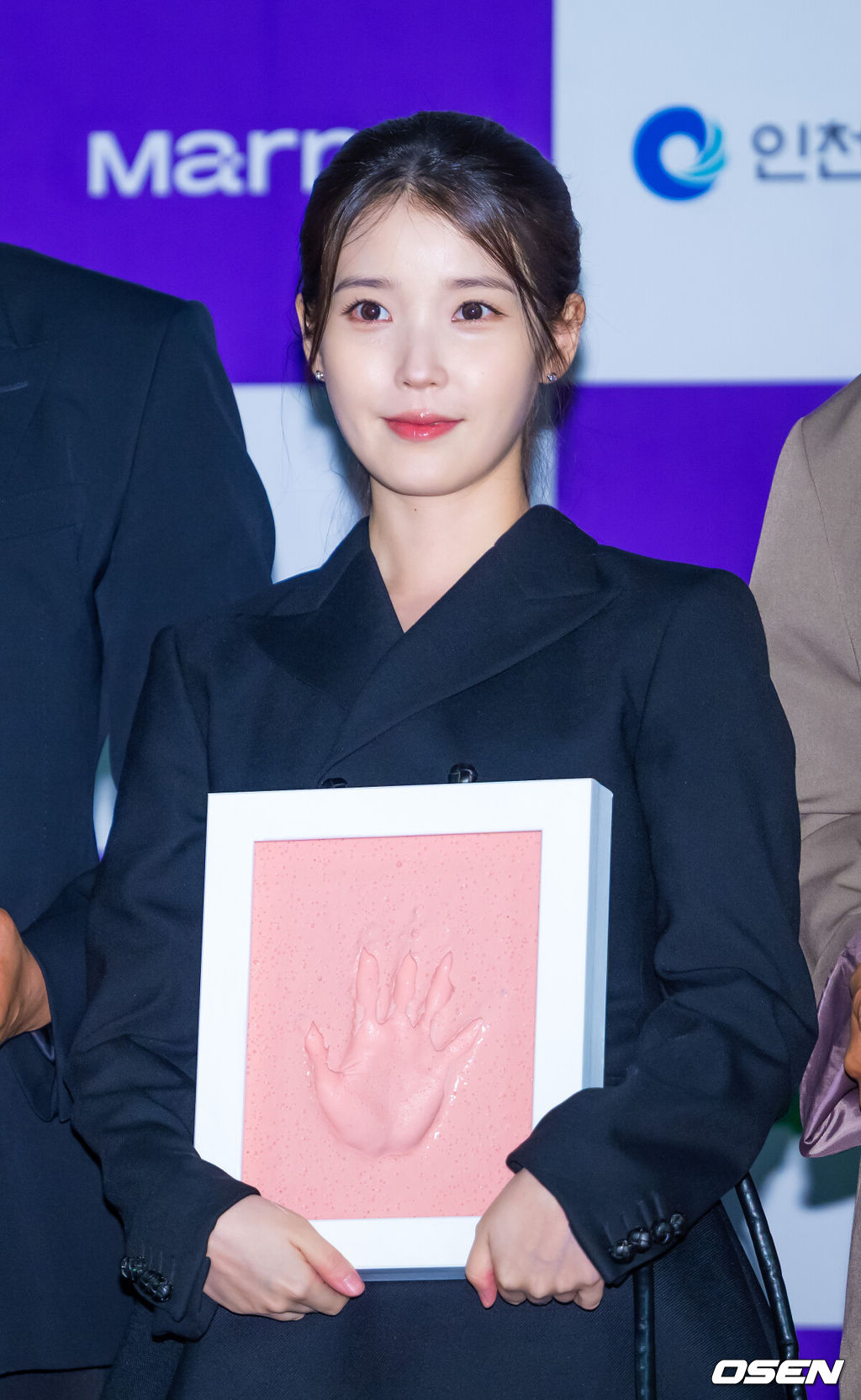 7일 서울 CGV 여의도에서 제5회 청룡시리즈어워즈 핸드프린팅 행사가 열렸다.이 자리에는 주지훈, 아이유, 이광수, 염혜란, 추영우, 김민하, 기안84, 이수지, 문상훈, 미미이 참석했다. 배우 아이유가 핸드프린팅을 들고 포즈를 취하고 있다. 2026.07.07 / rumi@osen.co.kr