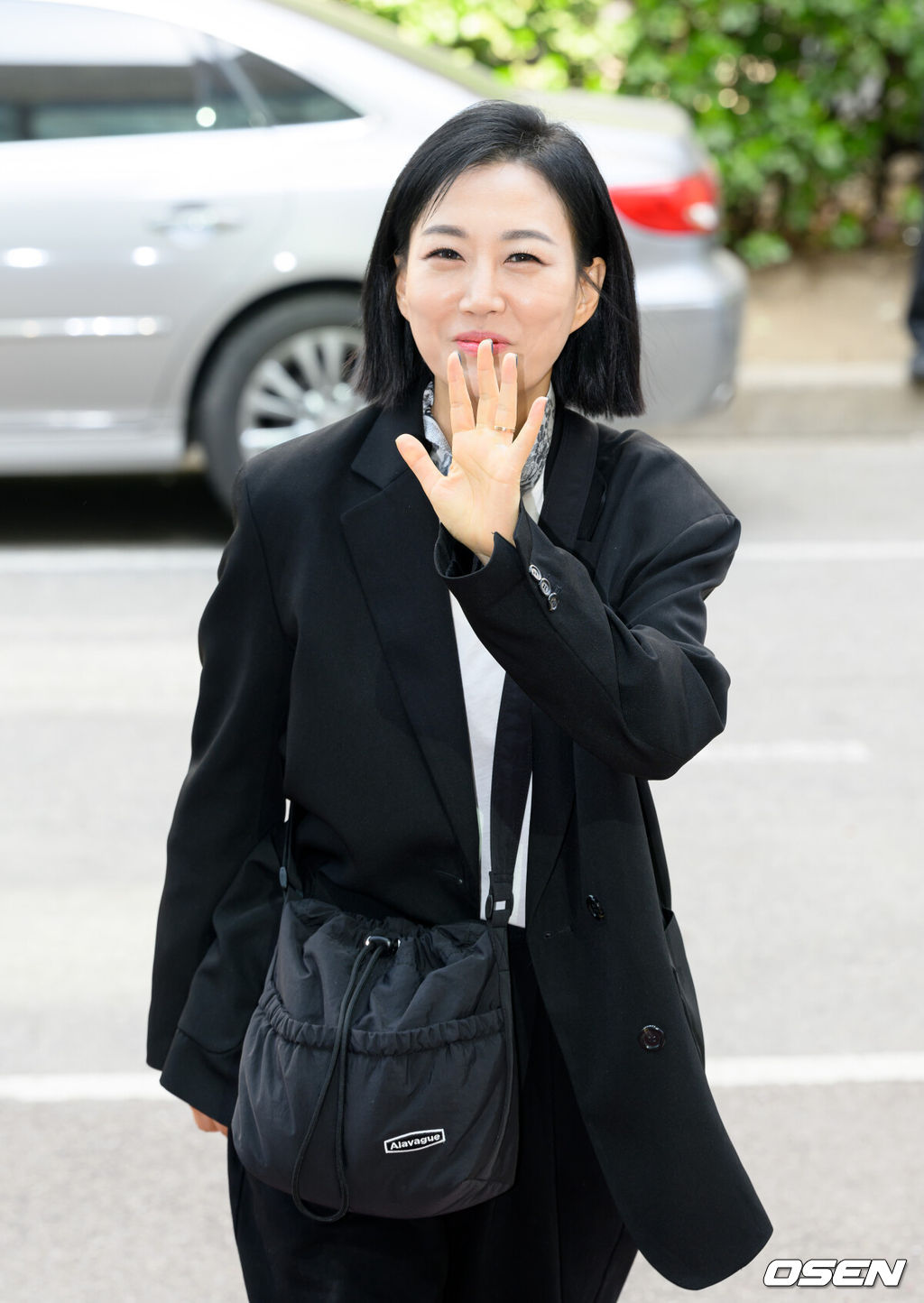 8일 오후 서울 영등포구 여의도 KBS 신관에서 KBS 2TV ‘열린음악회’ 녹화가 진행됐다.가수 장윤정이 방송국으로 이동하며 팬과 취재진을 향해 인사를 하고 있다. 2025.04.08 /sunday@osen.co.kr