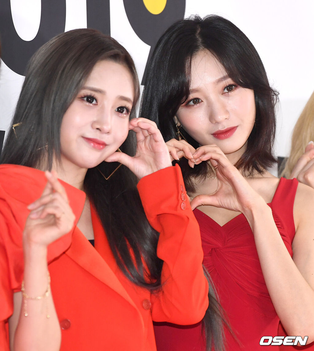 16일 오후 서울 송파구 방이동 올림픽공원 KSPODOME에서 '2019 케이월드 페스타(2019 K-WORLD FESTA)' 개막 공연 2일차 레드카펫 행사가 진행됐다.그룹 러블리즈 유지애와 류수정이 참석해 포토타임을 하고 있다. /dreamer@osen.co.kr