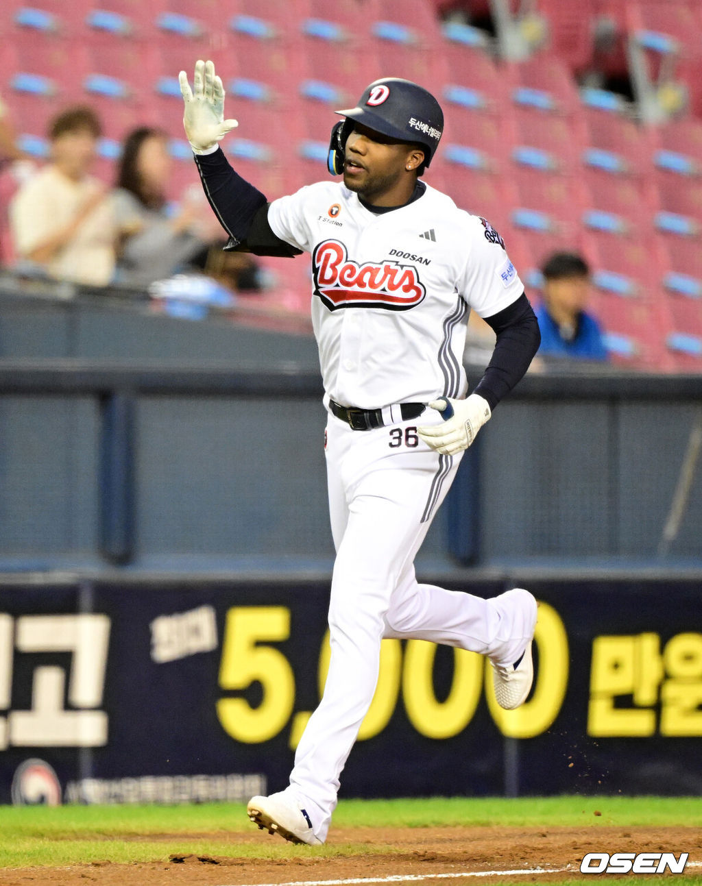 8일 서울 잠실야구장에서 2026 신한 SOL KBO리그 두산 베어스와 키움 히어로즈의 경기가 열렸다.이날 두산은 벤자민, 키움은 박준현이 선발로 나섰다.2회말 1사에서 두산 세베리노가 선제 중월 솔로포를 날리며 그라운드를 돌고 있다. 2026.09.10 / jpnews@osen.co.kr