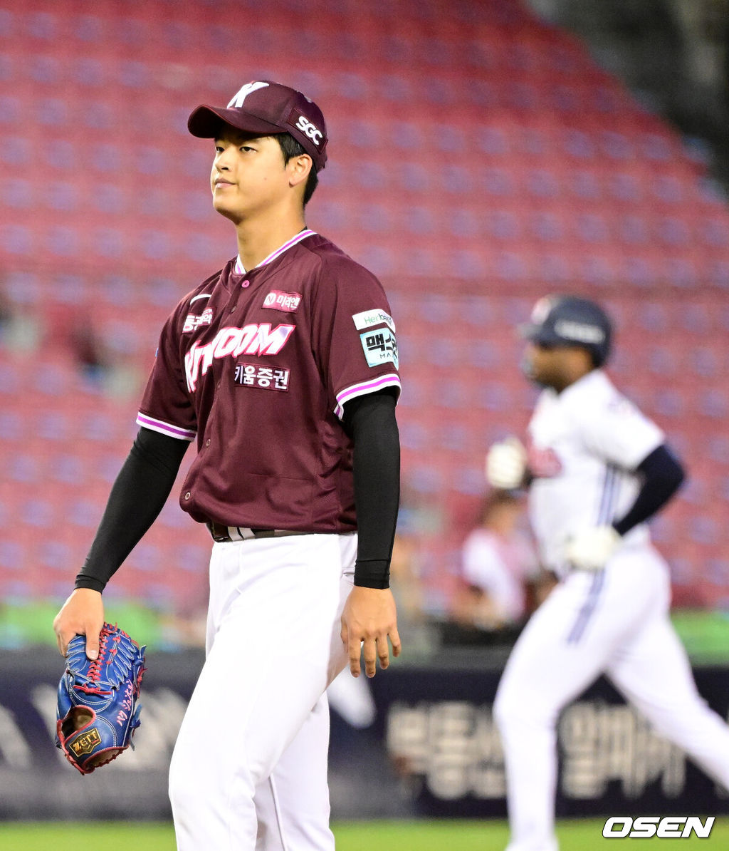 8일 서울 잠실야구장에서 2026 신한 SOL KBO리그 두산 베어스와 키움 히어로즈의 경기가 열렸다.이날 두산은 벤자민, 키움은 박준현이 선발로 나섰다.2회말 1사에서 키움 박준현이 두산 세베리노에 선제 중월 솔로포를 허용하며 아쉬워하고 있다. 2026.09.10 / jpnews@osen.co.kr