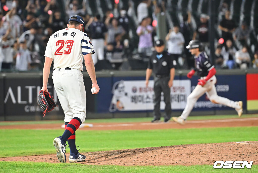 10일 부산 사직야구장에서 2026 신한 SOL KBO 리그 롯데 자이언츠와 KT 위즈의 경기가 열렸다. 홈팀 롯데는 비슬리가, 방문팀 KT는 배제성이 선발 출전했다.롯데 자이언츠 비슬리가 5회초 KT 위즈 힐리어드에게 우월 솔로 홈런을 맞고 아쉬워하고 있다. 2026.09.10 / foto0307@osen.co.kr