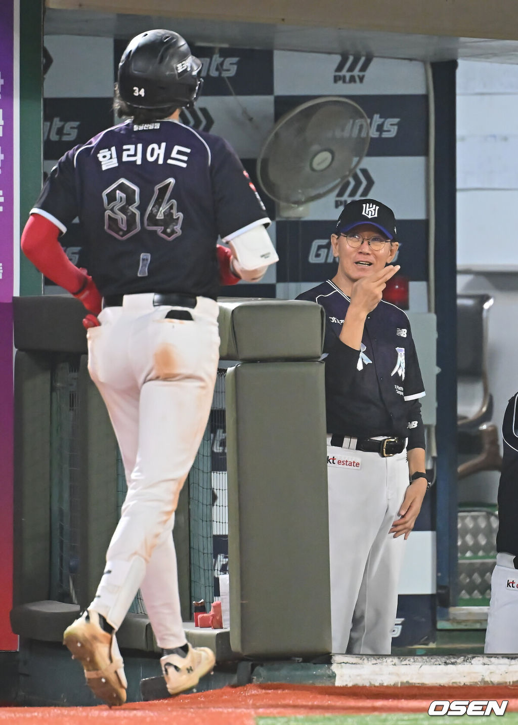 10일 부산 사직야구장에서 2026 신한 SOL KBO 리그 롯데 자이언츠와 KT 위즈의 경기가 열렸다. 홈팀 롯데는 비슬리가, 방문팀 KT는 배제성이 선발 출전했다.KT 위즈 힐리어드가 5회초 우월 솔로 홈런을 치고 이강철 감독의 축하를 받고 있다. 2026.09.10 / foto0307@osen.co.kr