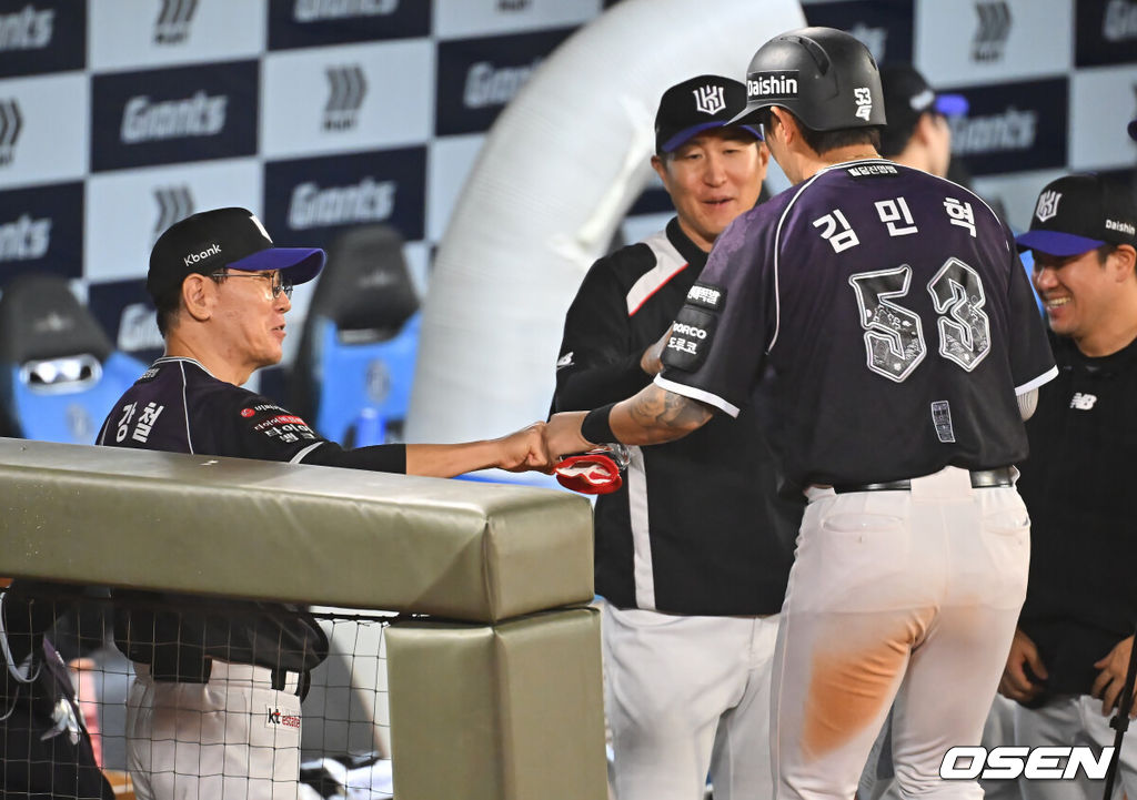 10일 부산 사직야구장에서 2026 신한 SOL KBO 리그 롯데 자이언츠와 KT 위즈의 경기가 열렸다. 홈팀 롯데는 비슬리가, 방문팀 KT는 배제성이 선발 출전했다.KT 위즈 김민혁이 5회초 2사 2루 안현민의 우중간 1타점 2루타때 득점을 올리고 이강철 감독의 축하를 받고 있다. 2026.09.10 / foto0307@osen.co.kr