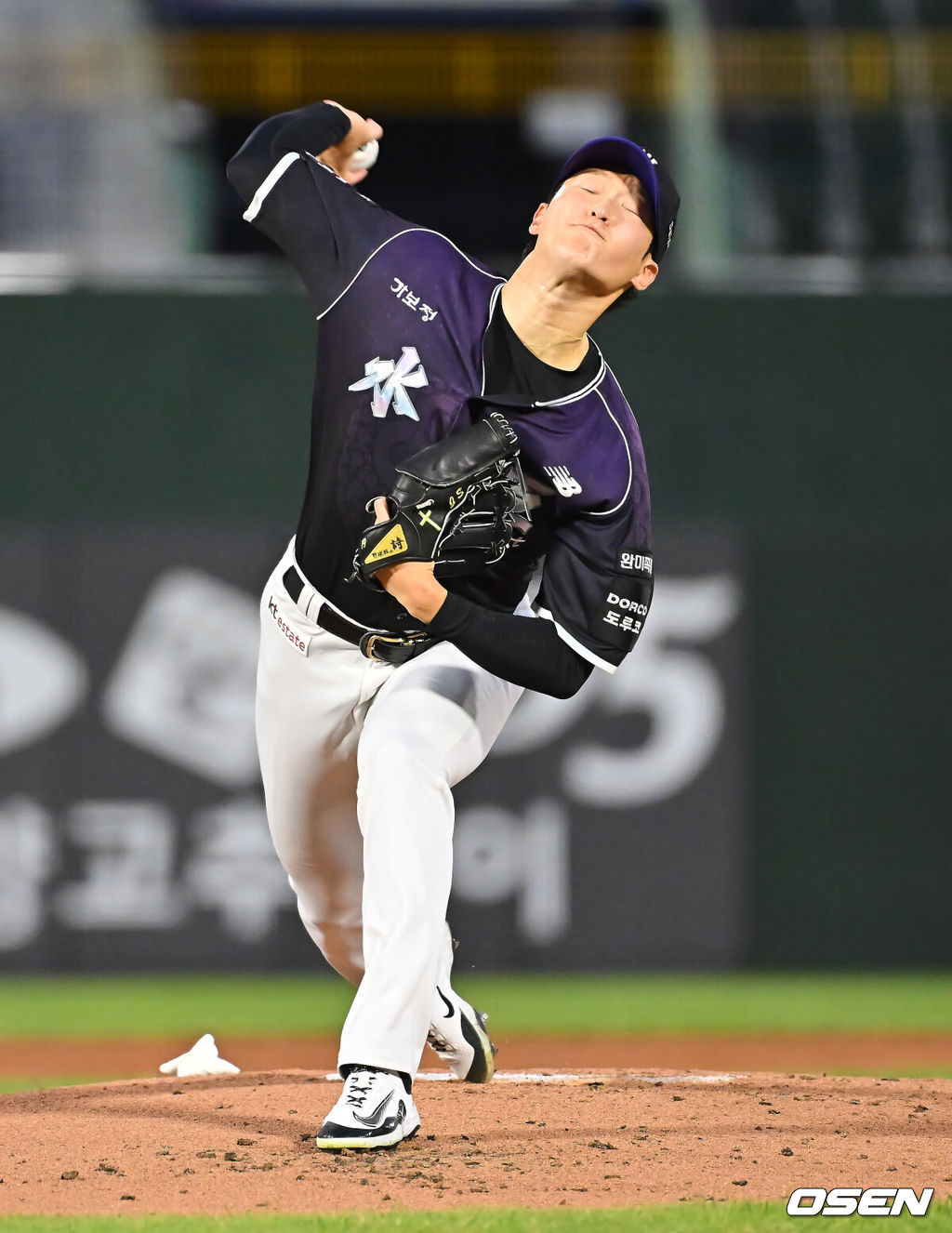 10일 부산 사직야구장에서 2026 신한 SOL KBO 리그 롯데 자이언츠와 KT 위즈의 경기가 열렸다. 홈팀 롯데는 비슬리가, 방문팀 KT는 배제성이 선발 출전했다.KT 위즈 선발 투수 배제성이 역투하고 있다. 2026.09.10 / foto0307@osen.co.kr
