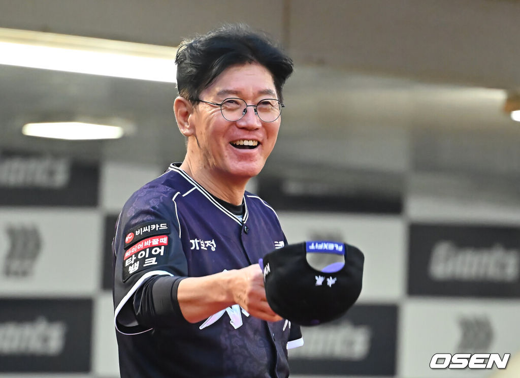 10일 부산 사직야구장에서 2026 신한 SOL KBO 리그 롯데 자이언츠와 KT 위즈의 경기가 열렸다. 홈팀 롯데는 비슬리가, 방문팀 KT는 배제성이 선발 출전했다.KT 위즈 이강철 감독이 600승을 앞두고 롯데 더그아웃을 보며 인사하고 있다. 2026.09.10 / foto0307@osen.co.kr