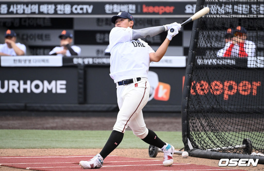 제4회 한화이글스배 고교vs대학 올스타전에 앞서 홈런더비 예선전이 8일 대전한화생명볼파크에서 열렸다.고교 올스타는 18세 이하 청소년 대표팀을 맡고 있는 덕수고 정윤진 감독이 지휘한다. 대학 올스타는 23세 이하 대표팀 사령탑인 성균관대 이연수 감독이 이끈다. 양 팀 선수단은 프로 10개 구단 스카우트팀장들의 협의를 통해 선발됐다.덕수고 엄준상이 홈런더비 예선전에서 홈런을 날리고 있다. 2026.06.08 /cej@osen.co.kr