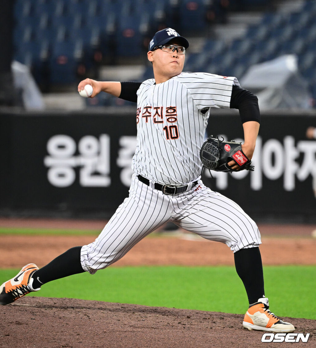 제4회 한화이글스배 고교vs대학 올스타전이 8일 대전한화생명볼파크에서 열렸다.고교 올스타는 18세 이하 청소년 대표팀을 맡고 있는 덕수고 정윤진 감독이 지휘한다. 대학 올스타는 23세 이하 대표팀 사령탑인 성균관대 이연수 감독이 이끈다. 양 팀 선수단은 프로 10개 구단 스카우트 팀장들의 협의를 통해 선발됐다.4회초 무사 2루에서 고교팀 광주진흥고 김민훈이 역투하고 있다. 2026.06.08 /cej@osen.co.kr