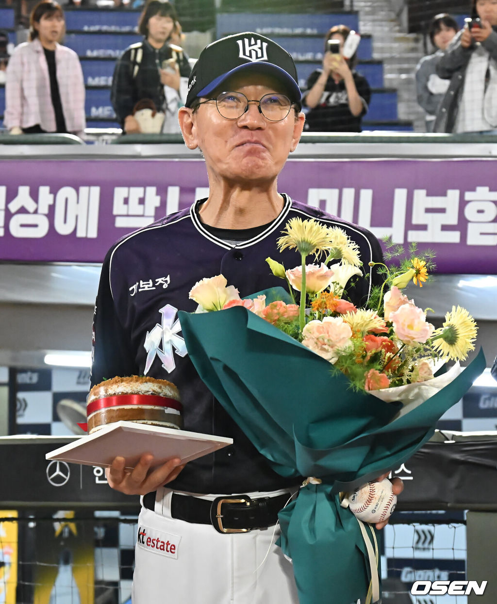 10일 부산 사직야구장에서 2026 신한 SOL KBO 리그 롯데 자이언츠와 KT 위즈의 경기가 열렸다. 홈팀 롯데는 비슬리가, 방문팀 KT는 배제성이 선발 출전했다.이강철 감독이 600승 기록을 달성하고 선수들의 축하를 받고 있다. 2026.09.10 / foto0307@osen.co.kr