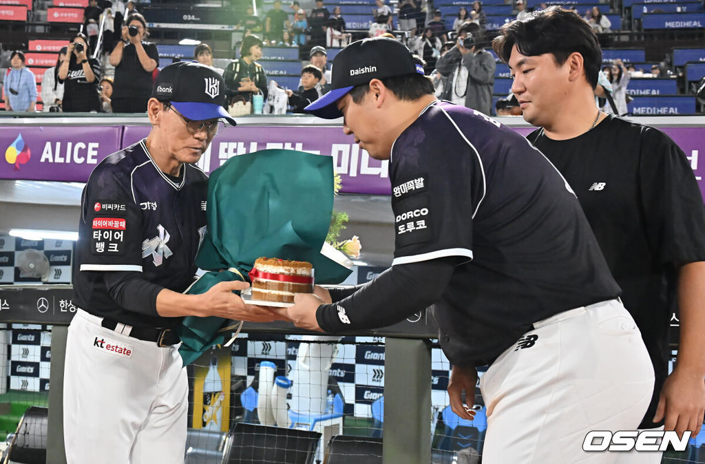 10일 부산 사직야구장에서 2026 신한 SOL KBO 리그 롯데 자이언츠와 KT 위즈의 경기가 열렸다. 홈팀 롯데는 비슬리가, 방문팀 KT는 배제성이 선발 출전했다.이강철 감독이 600승 기록을 달성하고 장성우와 김현수에게 축하 꽃다발과 케이크를 받고 있다. 2026.09.10 / foto0307@osen.co.kr