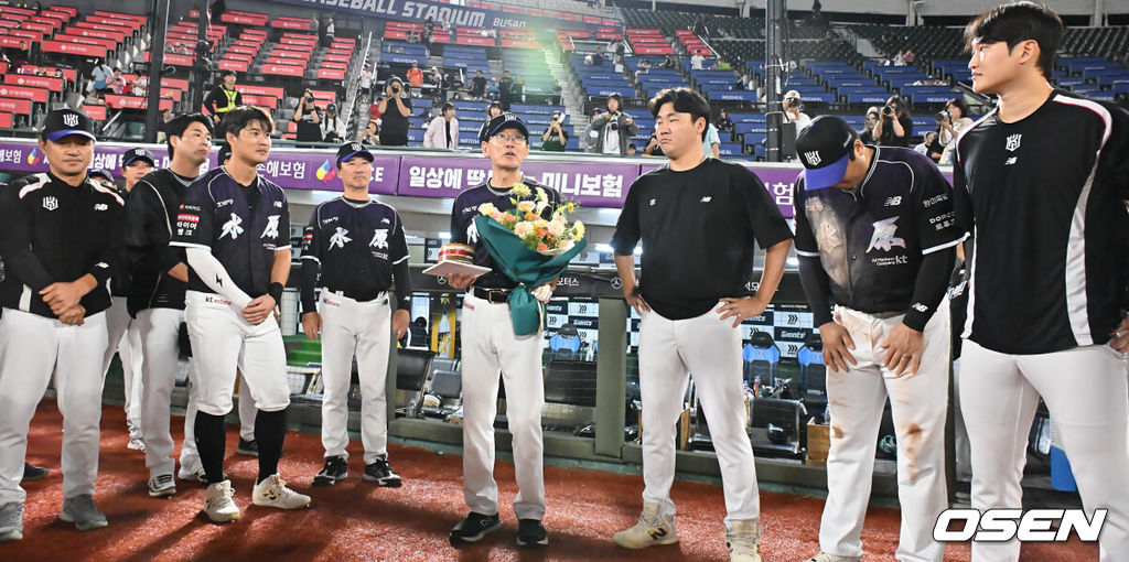 10일 부산 사직야구장에서 2026 신한 SOL KBO 리그 롯데 자이언츠와 KT 위즈의 경기가 열렸다. 홈팀 롯데는 비슬리가, 방문팀 KT는 배제성이 선발 출전했다.이강철 감독이 600승 기록을 달성하고 선수들의 축하를 받고 감사 인사를 하고 있다. 2026.09.10 / foto0307@osen.co.kr