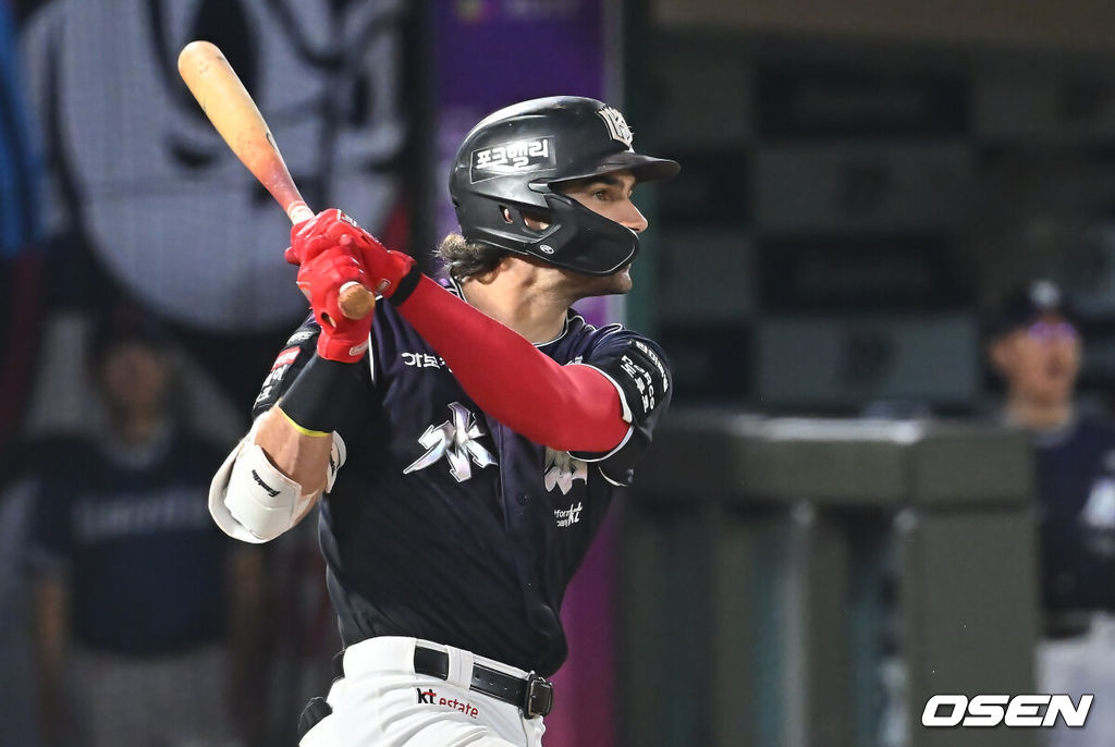 11일 부산 사직야구장에서 2026 신한 SOL KBO 리그 롯데 자이언츠와 KT 위즈의 경기가 열렸다. 홈팀 롯데는 김진욱이, 방문팀 KT는 로건이 선발 출전했다.KT 위즈 힐리어드가 3회초 2사 1,2루 우중간 2타점 2루타를 치고 있다. 2026.09.11 / foto0307@osen.co.kr