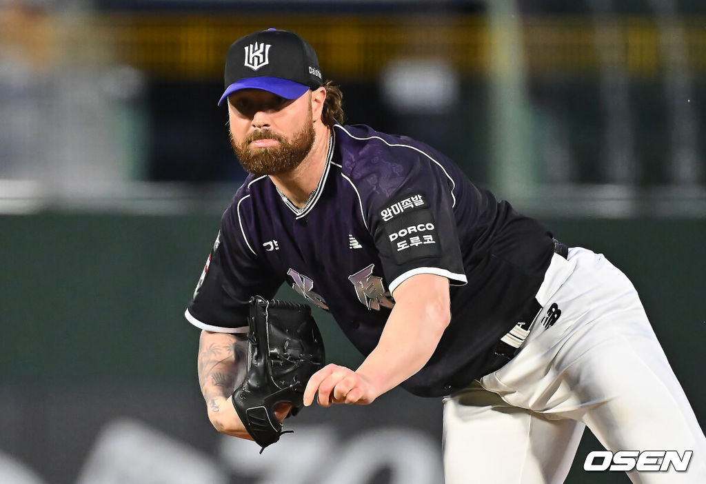 11일 부산 사직야구장에서 2026 신한 SOL KBO 리그 롯데 자이언츠와 KT 위즈의 경기가 열렸다. 홈팀 롯데는 김진욱이, 방문팀 KT는 로건이 선발 출전했다.KT 위즈 선발 투수 로건이 역투하고 있다. 2026.09.11 / foto0307@osen.co.kr
