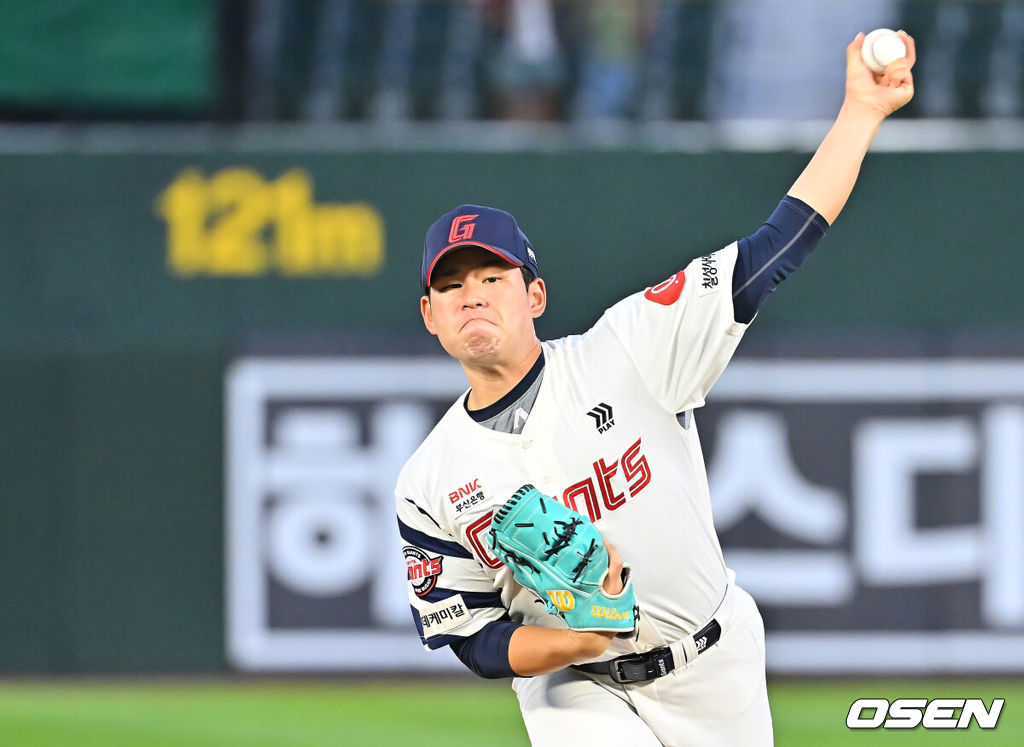 11일 부산 사직야구장에서 2026 신한 SOL KBO 리그 롯데 자이언츠와 KT 위즈의 경기가 열렸다. 홈팀 롯데는 김진욱이, 방문팀 KT는 로건이 선발 출전했다.롯데 자이언츠 선발 투수 김진욱이 역투하고 있다. 2026.09.11 / foto0307@osen.co.kr