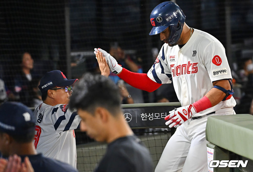 11일 부산 사직야구장에서 2026 신한 SOL KBO 리그 롯데 자이언츠와 KT 위즈의 경기가 열렸다. 홈팀 롯데는 김진욱이, 방문팀 KT는 로건이 선발 출전했다.롯데 자이언츠 레이예스가 3회말 2사 좌월 솔로 홈런을 치고 하이파이브를 하고 있다. 2026.09.11 / foto0307@osen.co.kr