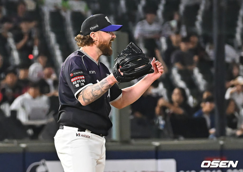 11일 부산 사직야구장에서 2026 신한 SOL KBO 리그 롯데 자이언츠와 KT 위즈의 경기가 열렸다. 홈팀 롯데는 김진욱이, 방문팀 KT는 로건이 선발 출전했다.KT 위즈 로건이 6회말 롯데 자이언츠 나승엽의 안타성 타구를 잡아 아웃시킨 김상수의 플레이에 환호하고 있다. 2026.09.11 / foto0307@osen.co.kr