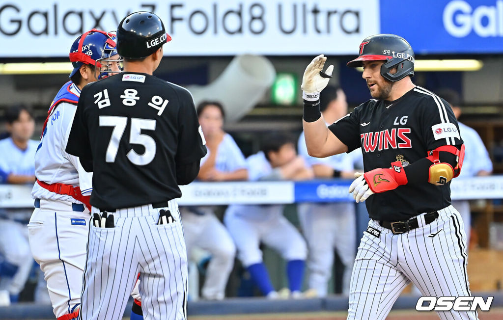 12일 대구삼성라이온즈파크에서 2026 신한 SOL KBO 리그 삼성 라이온즈와 LG 트윈스의 경기가 열렸다. 홈팀 삼성은 후라도가, 방문팀 LG는 톨허스트가 선발 출전했다. LG 트윈스 오스틴이 3회초 2사 좌월 솔로 홈런을 치고 세리머니를 하고 있다. 2026.09.12 / foto0307@osen.co.kr