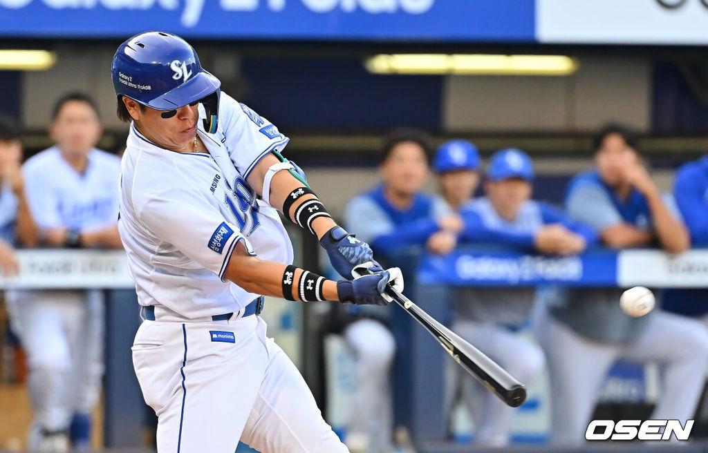 12일 대구삼성라이온즈파크에서 2026 신한 SOL KBO 리그 삼성 라이온즈와 LG 트윈스의 경기가 열렸다. 홈팀 삼성은 후라도가, 방문팀 LG는 톨허스트가 선발 출전했다. 삼성 라이온즈 강민호가 2회말 1사 1루 좌월 2점 홈런을 치고 있다. 2026.09.12 / foto0307@osen.co.kr