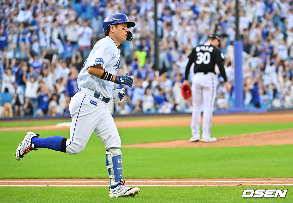 12일 대구삼성라이온즈파크에서 2026 신한 SOL KBO 리그 삼성 라이온즈와 LG 트윈스의 경기가 열렸다. 홈팀 삼성은 후라도가, 방문팀 LG는 톨허스트가 선발 출전했다. 삼성 라이온즈 강민호가 2회말 1사 1루 좌월 2점 홈런을 치고 그라운드를 돌고 있다. 2026.09.12 / foto0307@osen.co.kr
