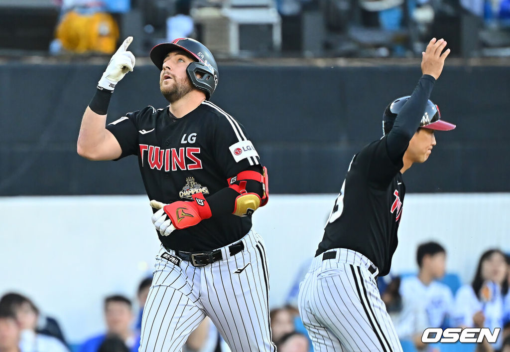 12일 대구삼성라이온즈파크에서 2026 신한 SOL KBO 리그 삼성 라이온즈와 LG 트윈스의 경기가 열렸다. 홈팀 삼성은 후라도가, 방문팀 LG는 톨허스트가 선발 출전했다. LG 트윈스 오스틴이 3회초 2사 좌월 솔로 홈런을 치고 세리머니를 하고 있다. 2026.09.12 / foto0307@osen.co.kr