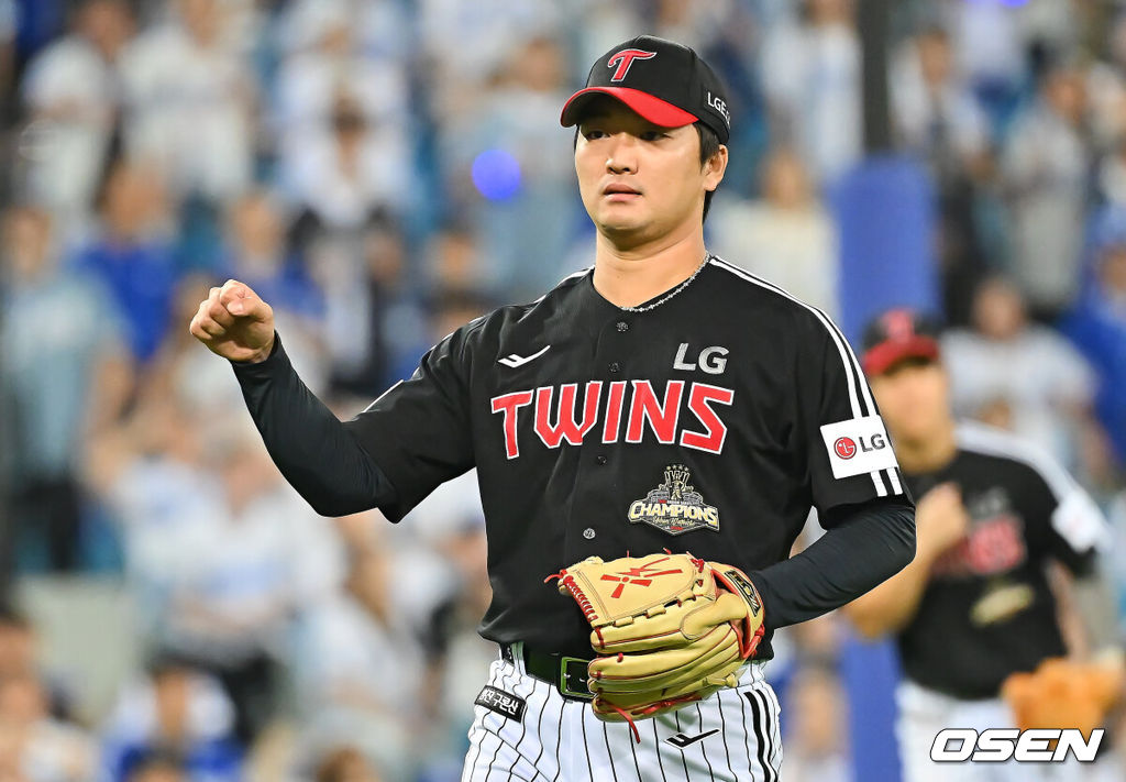12일 대구삼성라이온즈파크에서 2026 신한 SOL KBO 리그 삼성 라이온즈와 LG 트윈스의 경기가 열렸다. 홈팀 삼성은 후라도가, 방문팀 LG는 톨허스트가 선발 출전했다. LG 트윈스 고우석이 6회말 1사 1루 삼성 라이온즈 류지혁을 2루수 병살타로 잡고 주먹을 불끈 쥐고 있다. 2026.09.12 / foto0307@osen.co.kr