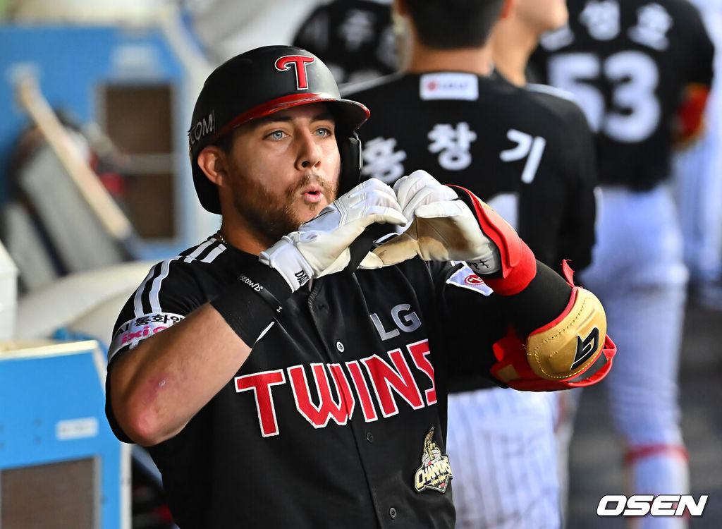 12일 대구삼성라이온즈파크에서 2026 신한 SOL KBO 리그 삼성 라이온즈와 LG 트윈스의 경기가 열렸다. 홈팀 삼성은 후라도가, 방문팀 LG는 톨허스트가 선발 출전했다. LG 트윈스 오스틴이 5회초 1사 우월 솔로 홈런을 치고 하트 세리머니를 하고 있다. 2026.09.12 / foto0307@osen.co.kr
