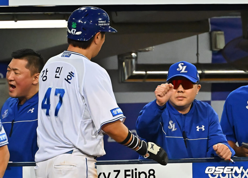 12일 대구삼성라이온즈파크에서 2026 신한 SOL KBO 리그 삼성 라이온즈와 LG 트윈스의 경기가 열렸다. 홈팀 삼성은 후라도가, 방문팀 LG는 톨허스트가 선발 출전했다. 삼성 라이온즈 강민호가 7회말 무사 1,3루 박승규의 2루수 병살때 득점을 올리고 박진만 감독과 하이파이브를 하고 있다. 2026.09.12 / foto0307@osen.co.kr