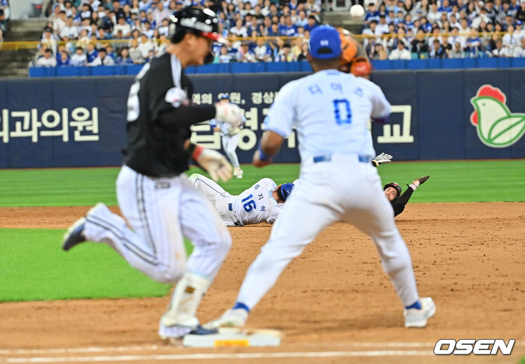 12일 대구삼성라이온즈파크에서 2026 신한 SOL KBO 리그 삼성 라이온즈와 LG 트윈스의 경기가 열렸다. 홈팀 삼성은 후라도가, 방문팀 LG는 톨허스트가 선발 출전했다. LG 트윈스 오스틴이 8회초 1사 만루 송찬의의 3루수 앞 땅볼때 2루에서 포스 아웃된 후 1루 상황을 지켜보고 있다. 2026.09.12 / foto0307@osen.co.kr