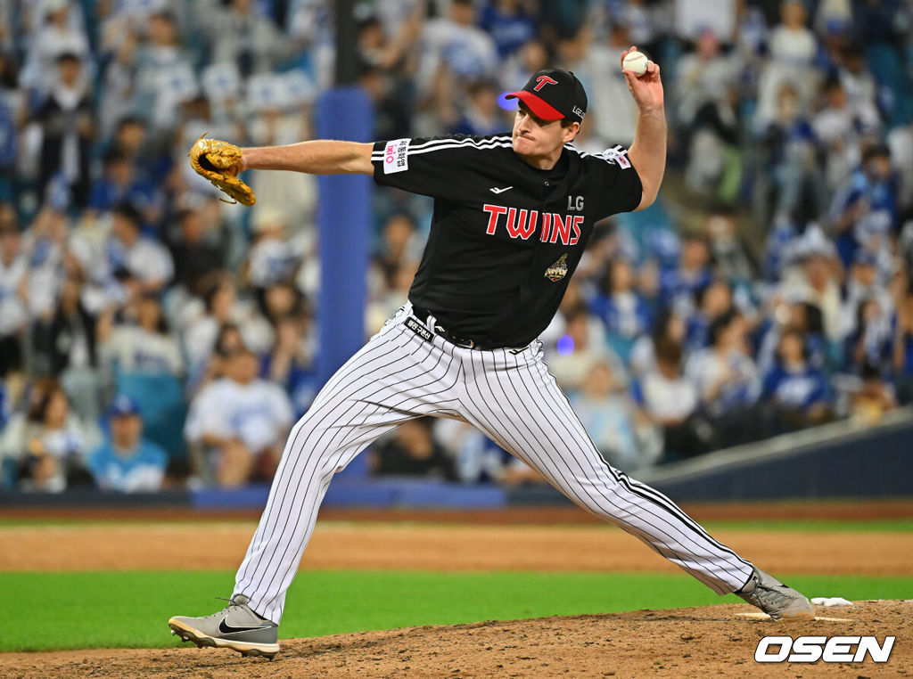 12일 대구삼성라이온즈파크에서 2026 신한 SOL KBO 리그 삼성 라이온즈와 LG 트윈스의 경기가 열렸다. 홈팀 삼성은 후라도가, 방문팀 LG는 톨허스트가 선발 출전했다. LG 트윈스 케네디가 역투하고 있다. 2026.09.12 / foto0307@osen.co.kr