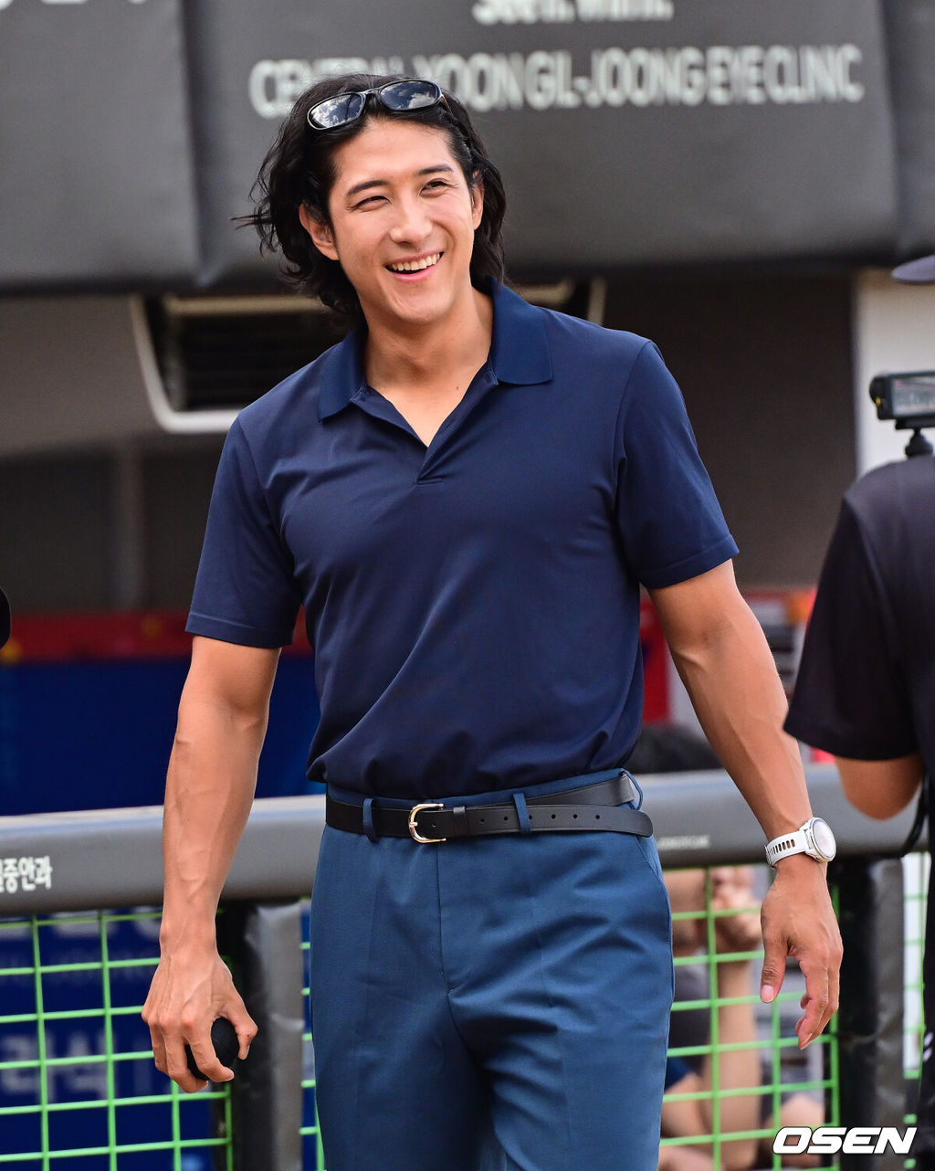 11일 광주-기아 챔피언스필드에서 2026 신한 SOL KBO리그 KIA 타이거즈와 삼성 라이온즈의 경기가 열렸다.KIA는 아담 올러, 삼성은 크리스 페덱을 선발로 내세웠다.경기에 앞서 황재균 해설위원이 KIA 한준수, 하주석과 이야기를 나누고 있다. 2026.08.11 / jpnews@osen.co.kr