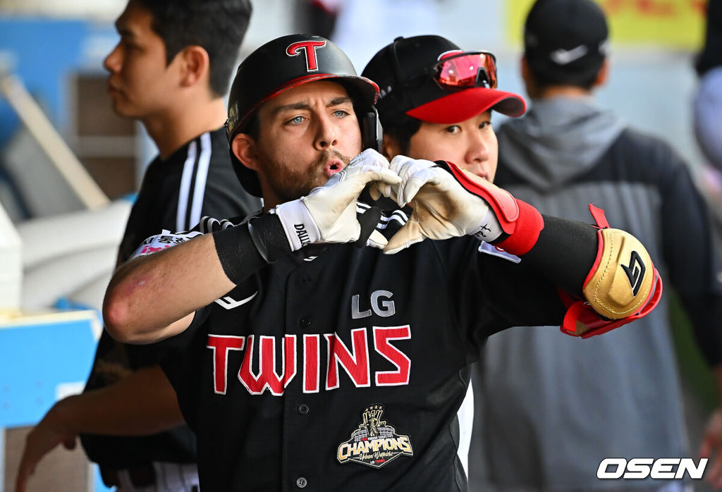 12일 대구삼성라이온즈파크에서 2026 신한 SOL KBO 리그 삼성 라이온즈와 LG 트윈스의 경기가 열렸다. 홈팀 삼성은 후라도가, 방문팀 LG는 톨허스트가 선발 출전했다. LG 트윈스 오스틴이 3회초 2사 좌월 솔로 홈런을 치고 하트 세리머니를 하고 있다. 2026.09.12 / foto0307@osen.co.kr