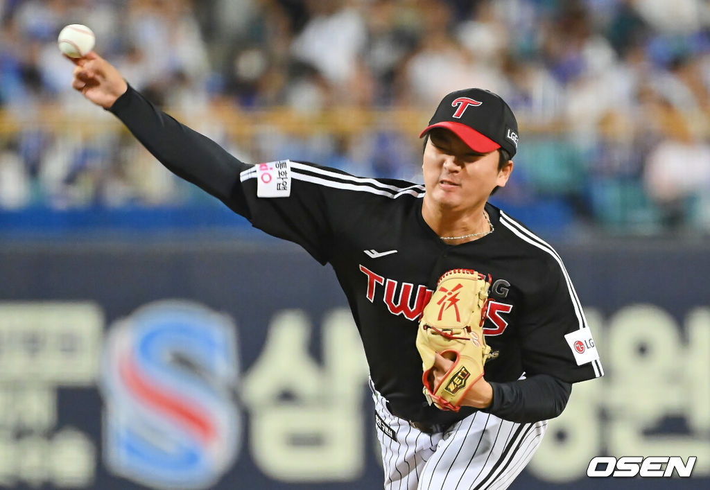 12일 대구삼성라이온즈파크에서 2026 신한 SOL KBO 리그 삼성 라이온즈와 LG 트윈스의 경기가 열렸다. 홈팀 삼성은 후라도가, 방문팀 LG는 톨허스트가 선발 출전했다. LG 트윈스 고우석이 역투하고 있다. 2026.09.12 / foto0307@osen.co.kr