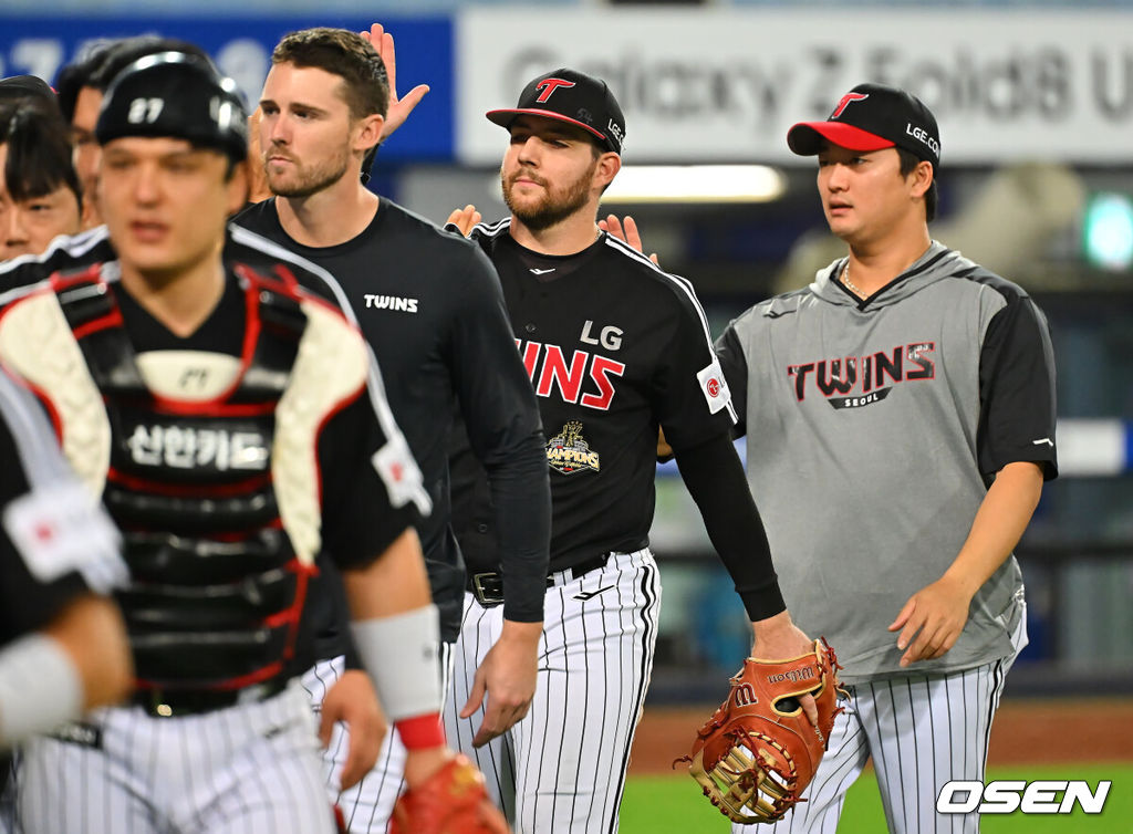 12일 대구삼성라이온즈파크에서 2026 신한 SOL KBO 리그 삼성 라이온즈와 LG 트윈스의 경기가 열렸다. 홈팀 삼성은 후라도가, 방문팀 LG는 톨허스트가 선발 출전했다. LG 트윈스 오스틴이 삼성 라이온즈에 4-3으로 승리하며 4연패를 탈출하고 하이파이브를 하고 있다. 2026.09.12 / foto0307@osen.co.kr