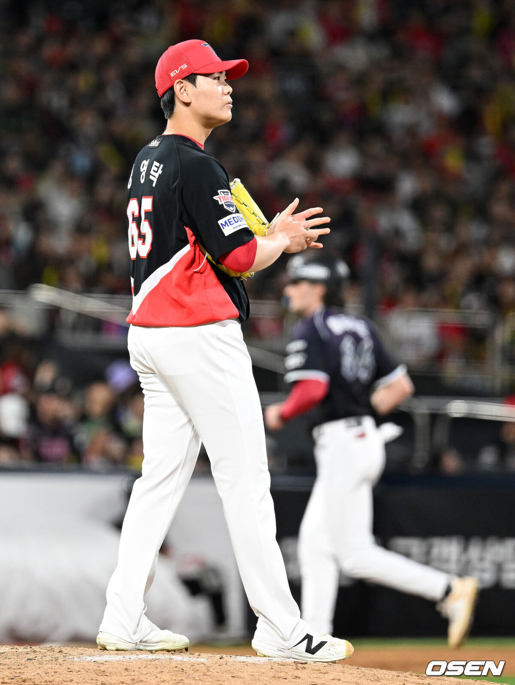 12일 수원 KT위즈파크에서 2026 신한 SOL KBO리그 KT 위즈와 KIA 타이거즈의 경기가 열렸다.KT는 대니엘, KIA는 네일을 선발로 내세웠다.7회말 1사 만루에서 KIA 성영탁이 밀어내기 볼넷을 허용하고 있다. 2026.09.12 /sunday@osen.co.kr