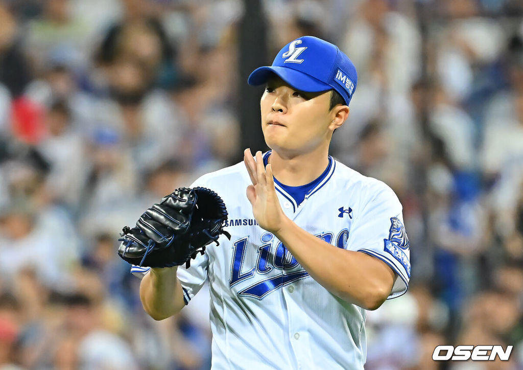 8일 대구삼성라이온즈파크에서 2026 신한 SOL KBO 리그 삼성 라이온즈와 KIA 타이거즈의 경기가 열렸다. 홈팀 삼성은 최원태가, 방문팀 KIA는 시라카와가 선발 출전했다. 삼성 라이온즈 이승민이 6회초 2사 1,3루 KIA 타이거즈 김태군의 어려운 타구를 잡아 아웃시킨 이재현을 보며 감사 인사를 하고 있다. 2026.09.08 / foto0307@osen.co.kr