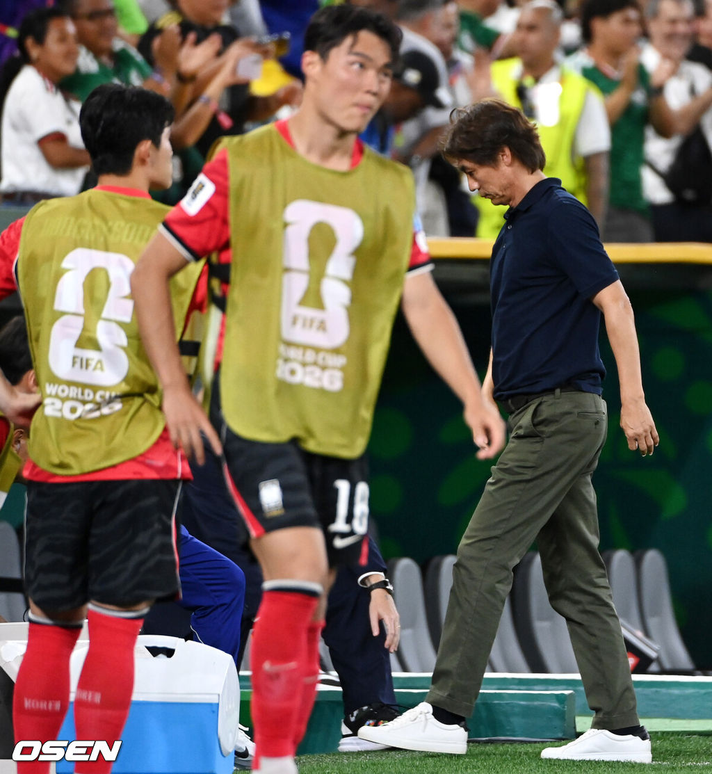 홍명보 감독이 이끄는 대한민국 축구대표팀은 25일(이하 한국시간) 오전 10시 멕시코 몬테레이 스타디움에서 개최된 2026 국제축구연맹(FIFA) 북중미 월드컵 조별리그 A조 최종전에서 남아프리카공화국에게 0-1 충격패를 당했다. 1승2패가 된 한국은 A조 3위로 밀리며 32강 자력진출에 실패했다. 한국은 나머지 조들의 상황을 따져보고 32강에 진출할 가능성은 남아있다.경기 종료 후 대한민국 홍명보 감독이 패배에 아쉬워하고 있다. 2026.06.25 /sunday@osen.co.kr