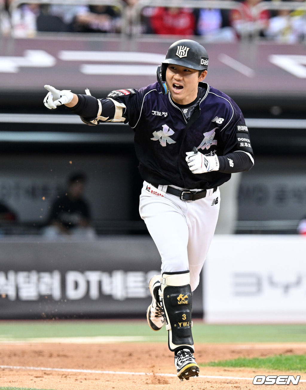 12일 수원 KT위즈파크에서 2026 신한 SOL KBO리그 KT 위즈와 KIA 타이거즈의 경기가 열렸다.KT는 대니엘, KIA는 네일을 선발로 내세웠다.2회말 2사 3루에서 KT 최원준이 중전 적시타를 치고 환호하고 있다. 2026.09.12 /sunday@osen.co.kr