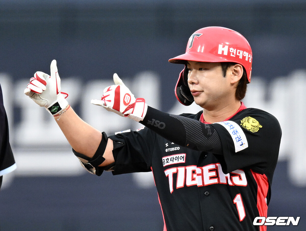 12일 수원 KT위즈파크에서 2026 신한 SOL KBO리그 KT 위즈와 KIA 타이거즈의 경기가 열렸다.KT는 대니엘, KIA는 네일을 선발로 내세웠다.1회초 무사에서 KIA 박정우가 중전 안타를 치고 환호하고 있다. 2026.09.12 /sunday@osen.co.kr