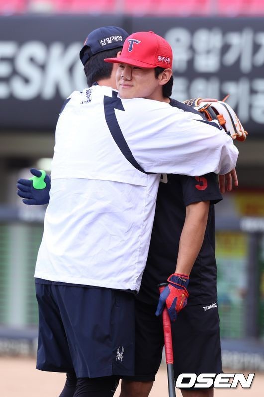한화 노시환이 다가와 김도영을 포옹하고 있다./OSEN DB