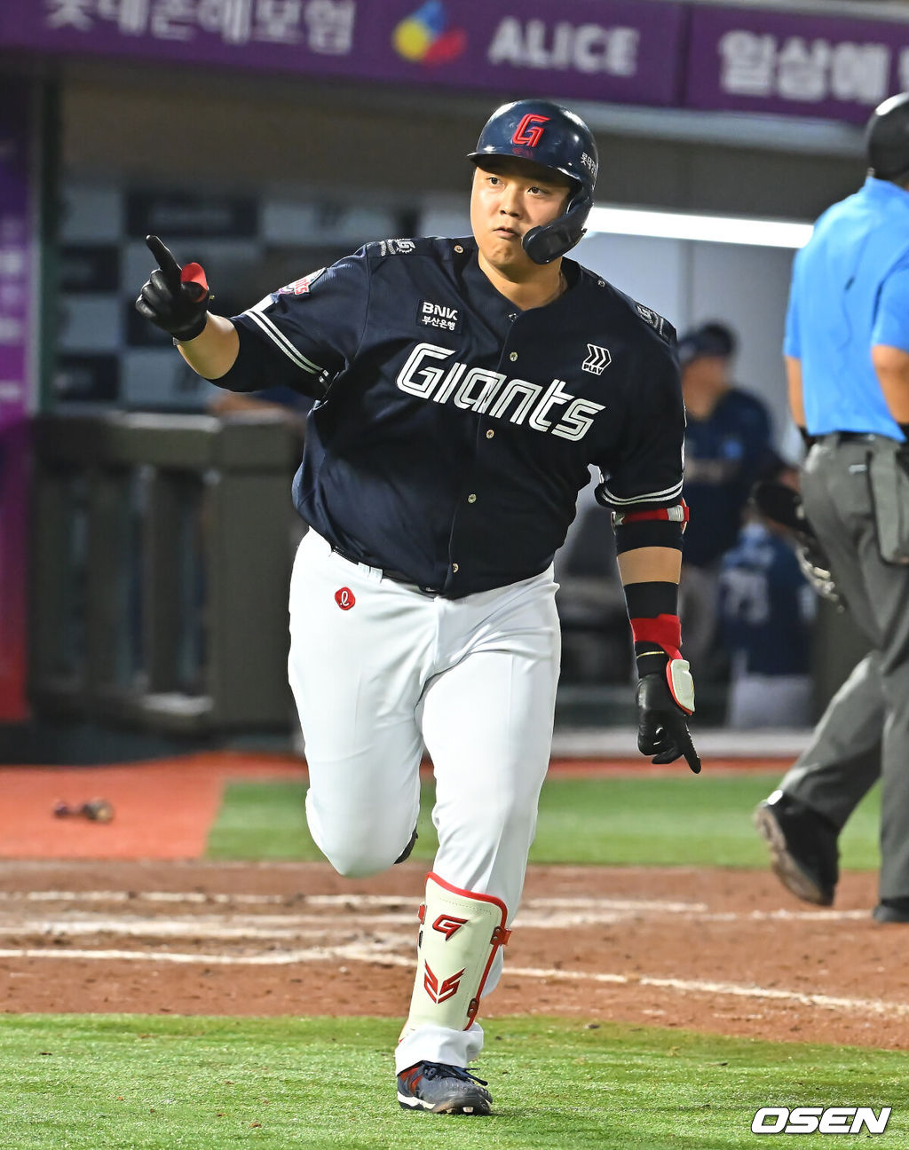 14일 부산 사직야구장에서 2026 신한 SOL KBO 리그 롯데 자이언츠와 NC 다이노스의 경기가 열렸다. 홈팀 롯데는 김진욱이, 방문팀 NC는 토다가 선발 출전했다.롯데 자이언츠 한동희가 8회말 2사 좌월 동점 솔로 홈런을 치고 세리머니를 하고 있다. 2026.08.14 / foto0307@osen.co.kr