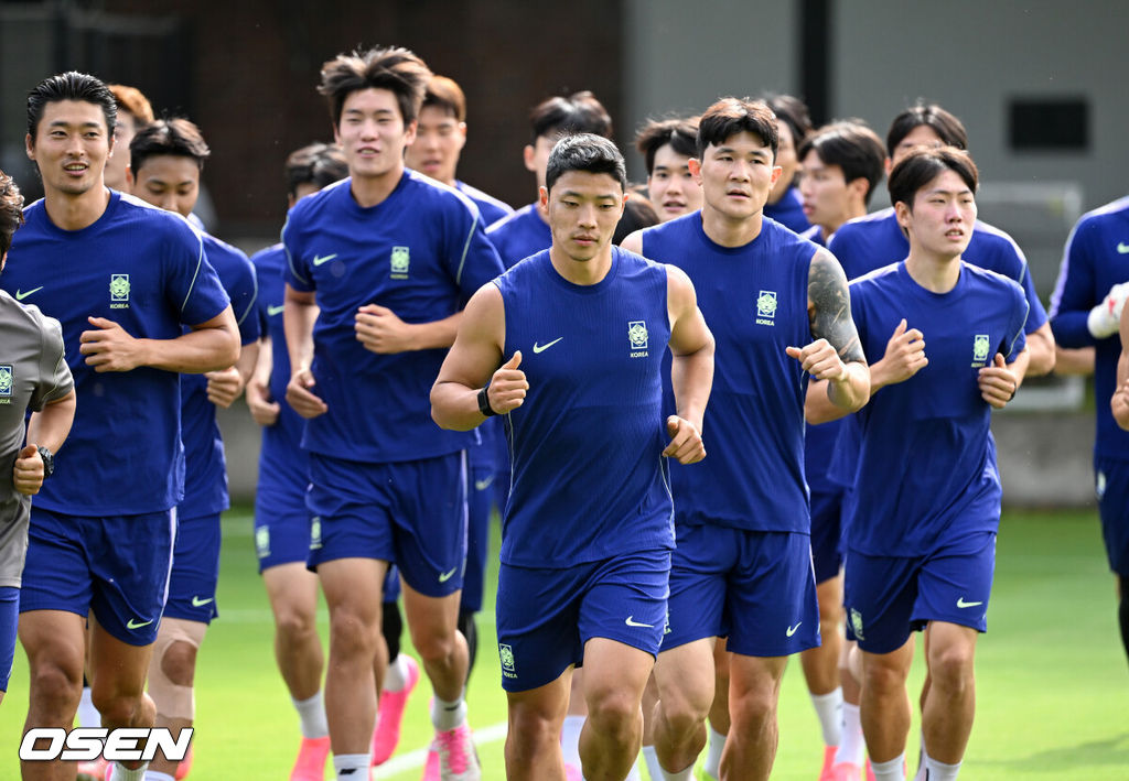 2026 북중미 월드컵에 참가하는 대한민국 축구국가대표팀이 11일(한국시각) 멕시코 과달라하라 인근 사포판의 치바스 베르데 바예에서 훈련을 진행했다.대한민국 월드컵대표팀은 오는 12일 오전 11시(한국시각) 체코와 2026년 북중미 월드컵 조별리그 A조 1차전을 펼친다.대표팀 선수들이 훈련을 하고 있다. 2026.06.11 /sunday@osen.co.kr