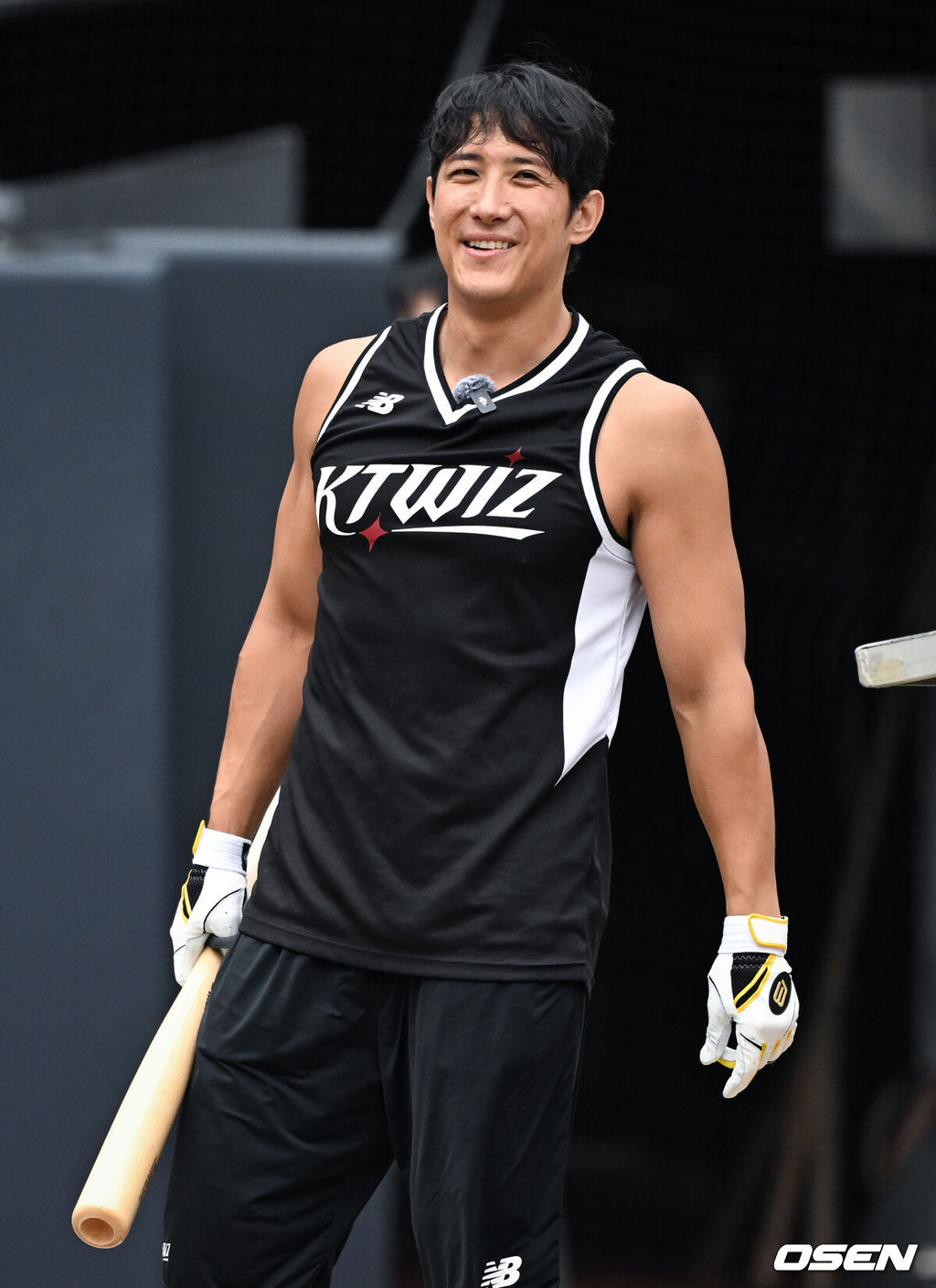 13일 수원 KT위즈파크에서 2026 신한 SOL KBO리그 KT 위즈와 롯데 자이언츠의 경기가 열린다.이날 프로야구 KT 위즈 우승 캡틴 황재균의 은퇴식이 열릴 예정이다. 은퇴선수 특별 엔트리 등록이 확정된 가운데 그가 역대급 1위 싸움이 펼쳐지고 있는 그라운드를 밟을 수 있을지 주목된다. KT 출신 황재균이 훈련에 참여하고 있다. 2026.09.13 /cej@osen.co.kr