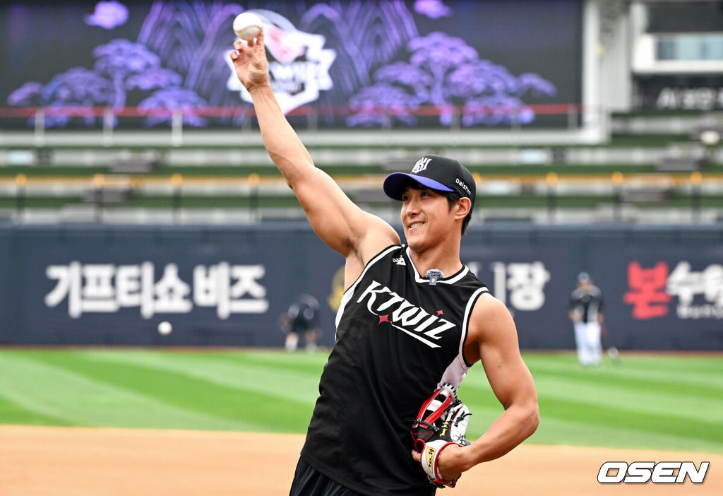 13일 수원 KT위즈파크에서 2026 신한 SOL KBO리그 KT 위즈와 롯데 자이언츠의 경기가 열린다.이날 프로야구 KT 위즈 우승 캡틴 황재균의 은퇴식이 열릴 예정이다. 은퇴선수 특별 엔트리 등록이 확정된 가운데 그가 역대급 1위 싸움이 펼쳐지고 있는 그라운드를 밟을 수 있을지 주목된다. KT 출신 황재균이 훈련에 참여하고 있다. 2026.09.13 /cej@osen.co.kr