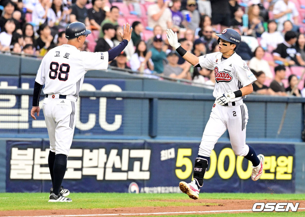 13일 서울 잠실야구장에서 2026 신한 SOL KBO리그 두산 베어스와 NC 다이노스의 경기가 열렸다.이날 두산은 최민석, NC는 토다가 선발로 나섰다.3회말 2사 2루에서 두산 김민석이 우월 투런포를 날리며 고토 코치와 하이파이브를 하고 있다. 2026.09.13 / jpnews@osen.co.kr