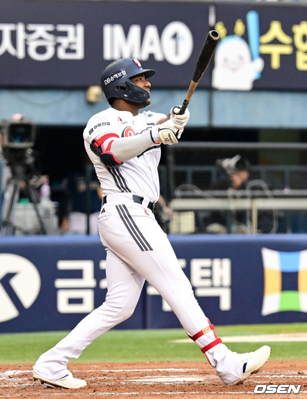 13일 서울 잠실야구장에서 2026 신한 SOL KBO리그 두산 베어스와 NC 다이노스의 경기가 열렸다.이날 두산은 최민석, NC는 토다가 선발로 나섰다.3회말 2사에서 두산 세베리노가 우월 솔로포를 날리고 있다. 2026.09.13 / jpnews@osen.co.kr