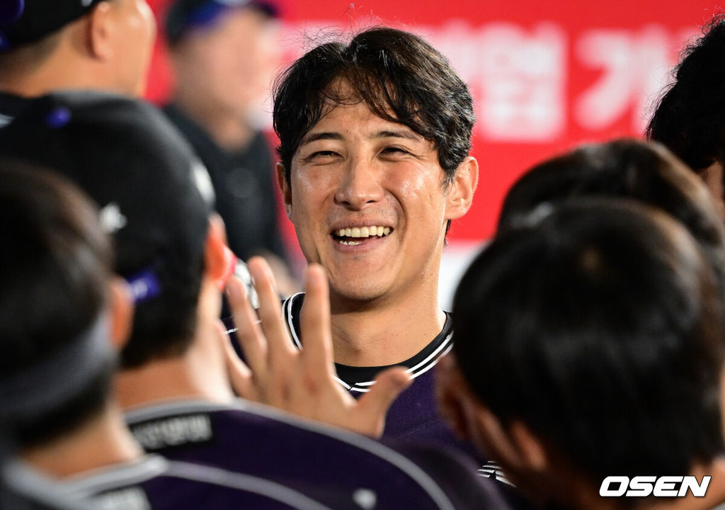 13일 수원 KT위즈파크에서 2026 신한 SOL KBO리그 KT 위즈와 롯데 자이언츠의 경기가 열렸다.이날 KT는 소형준, 롯데는 나균안을 선발로 내세웠다.6회말 1사에서 KT 황재균이 헛스윙 삼진으로 물러난 뒤 더그아웃에서 환영을 받고 있다. 2026.09.13 /cej@osen.co.kr