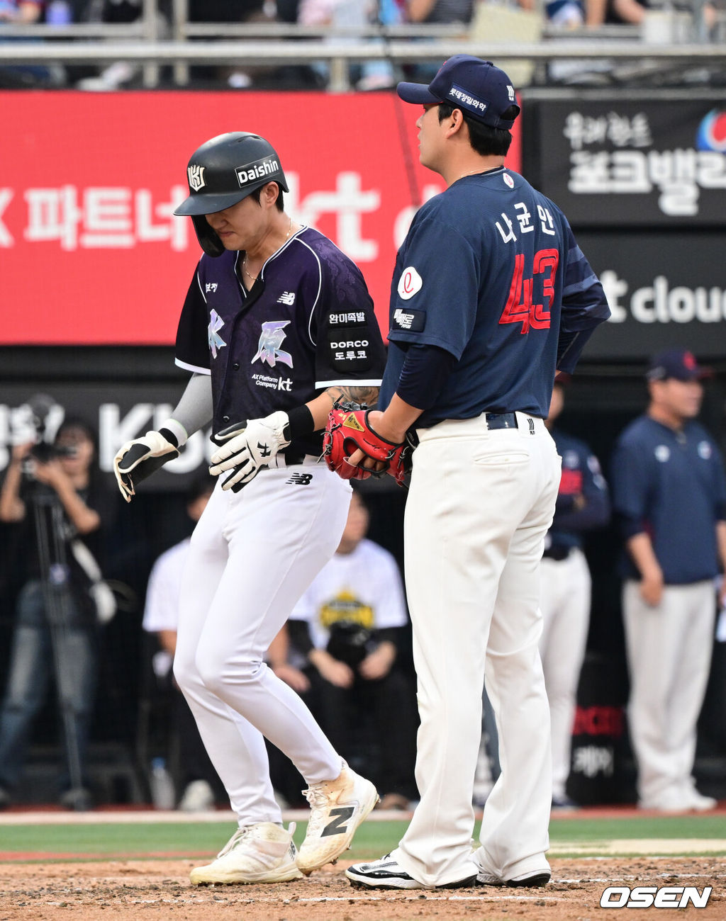 13일 수원 KT위즈파크에서 2026 신한 SOL KBO리그 KT 위즈와 롯데 자이언츠의 경기가 열렸다.이날 KT는 소형준, 롯데는 나균안을 선발로 내세웠다.3회말 1사 2,3루에서 롯데 나균안이 폭투로 KT 김민혁의 득점을 허용한 뒤 아쉬워하고 있다. 2026.09.13 /cej@osen.co.kr