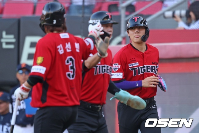 KIA 김도영이 김선빈의 축하를 받고 있다. /KIA 타이거즈 제공