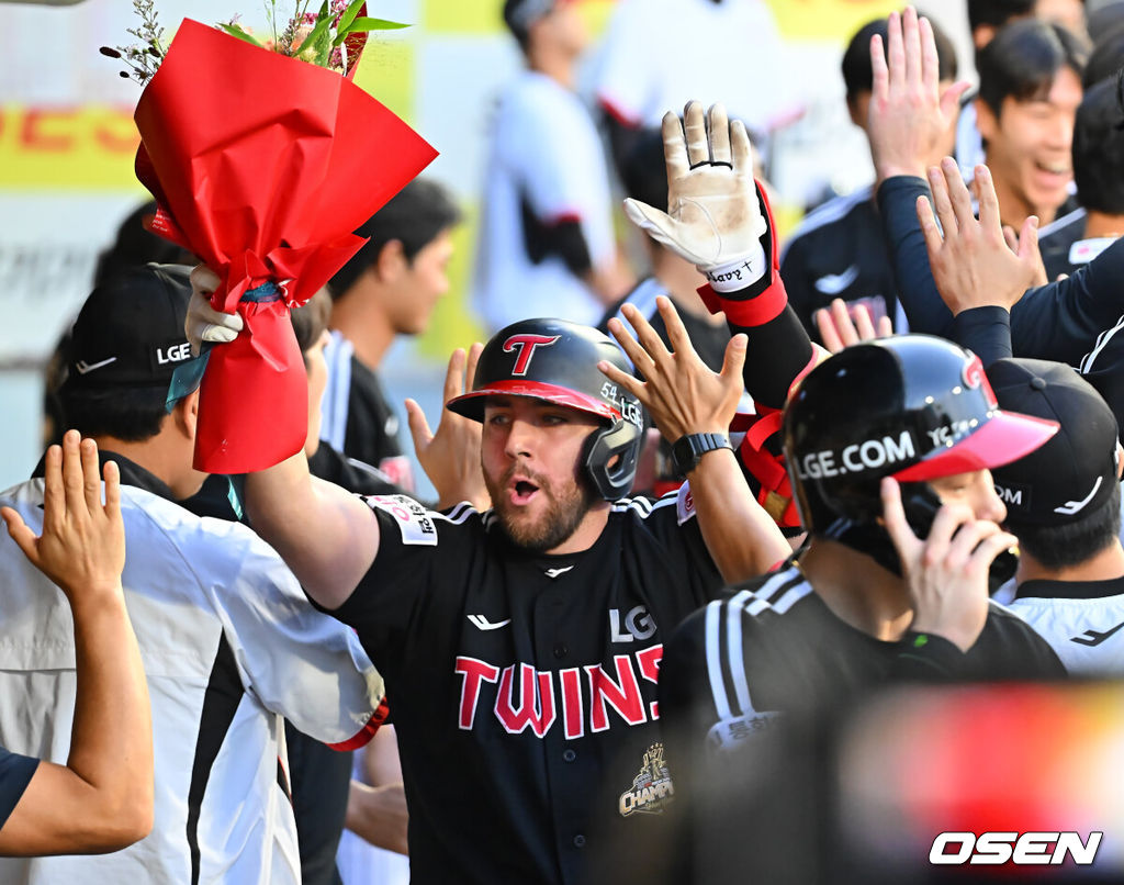 13일 대구삼성라이온즈파크에서 2026 신한 SOL KBO 리그 삼성 라이온즈와 LG 트윈스의 경기가 열렸다. 홈팀 삼성은 최원태가, 방문팀 LG는 임찬규가 선발 출전했다. LG 트윈스 오스틴이 4회초 2사 1,2루 좌월 3점 홈런을 치고 단일 시즌 역대 구단 최다 39호 홈런 기록을 세우고 축하 꽃다발을 들고 기뻐하고 있다. 2026.09.13 / foto0307@osen.co.kr